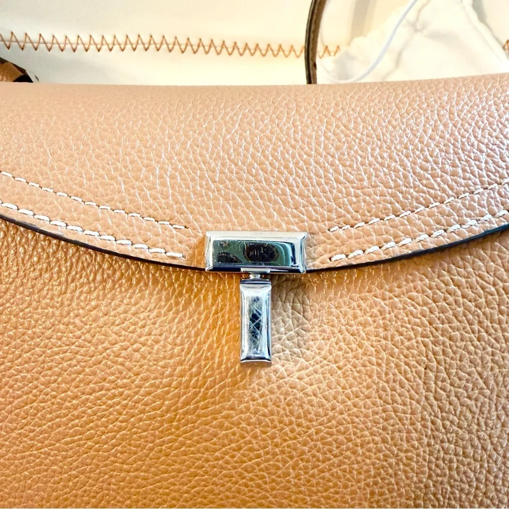 Toteme T-lock grained-leather clutch tan - Picture 6 of 10